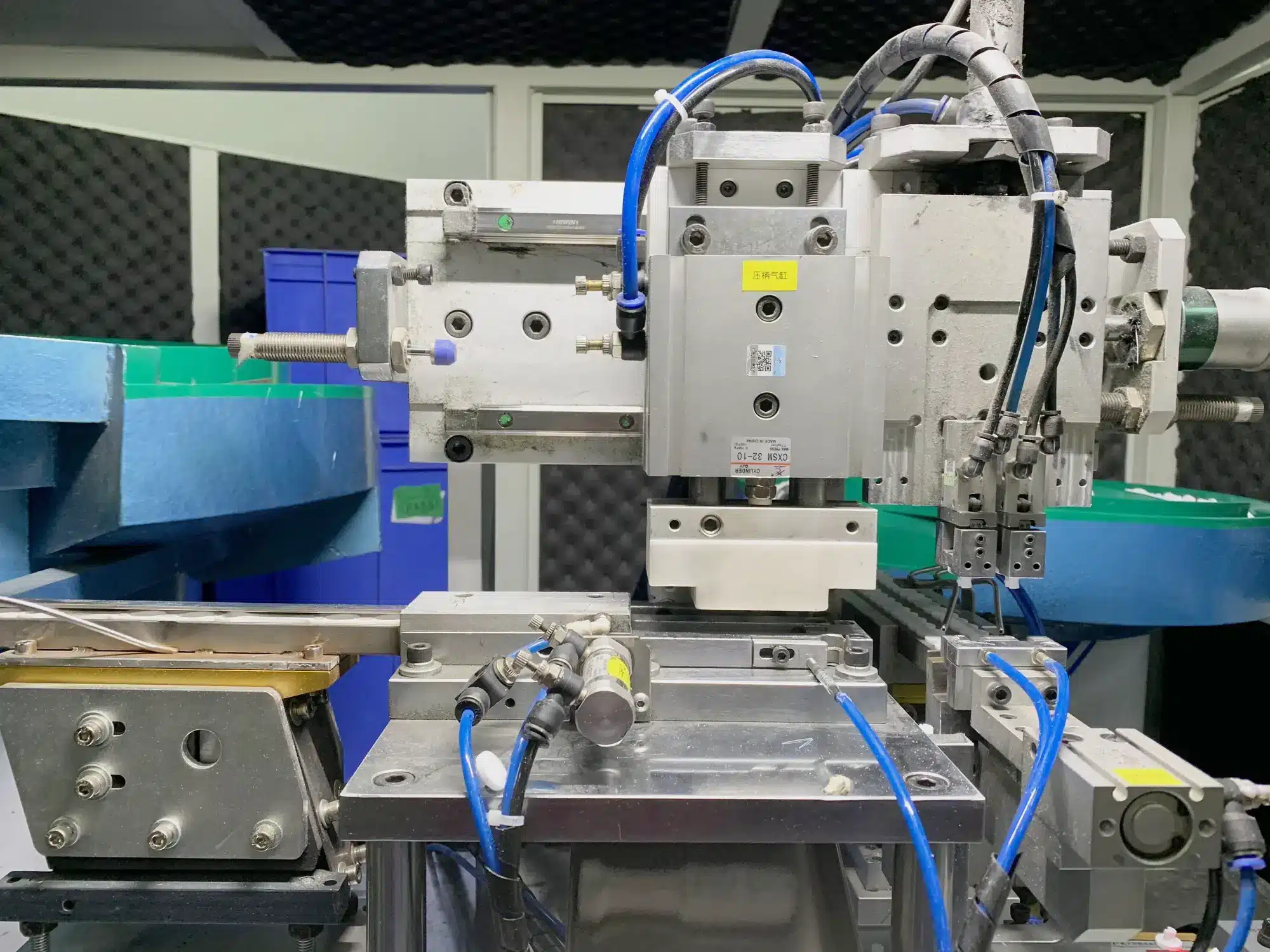Automated assembly machine for replacement brush head production
