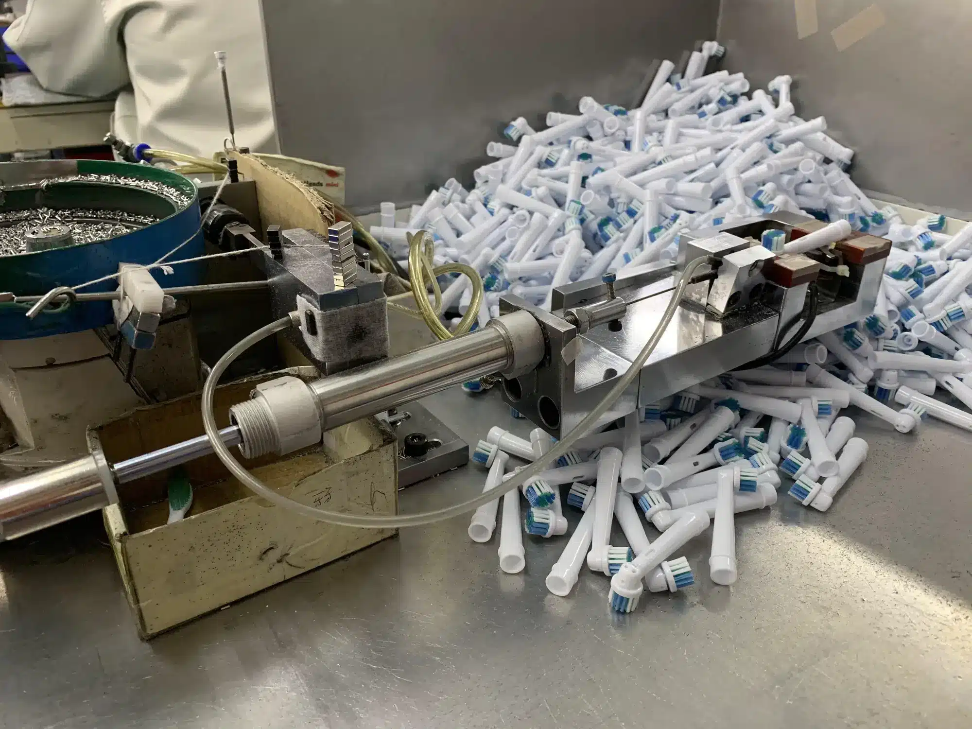 Injection-molded replacement brush head bodies and component details